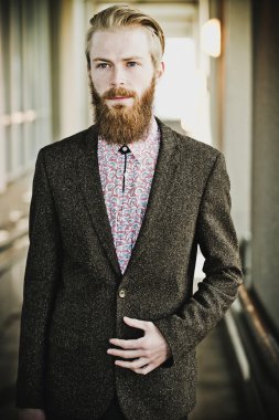 genç yakışıklı çekici sakallı model adam