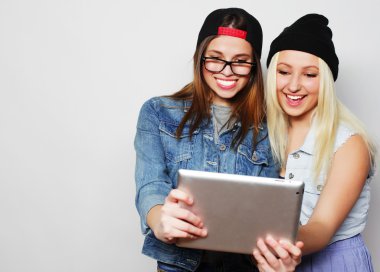 bir tablet ile kendi kendine portre çekici kızlar