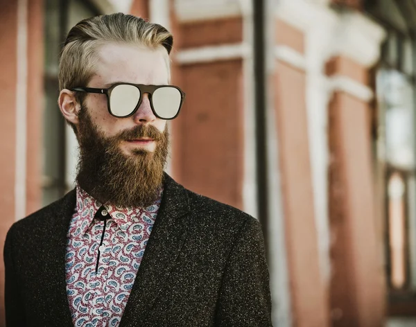 Jovem bonito atraente barbudo modelo homem — Fotografia de Stock