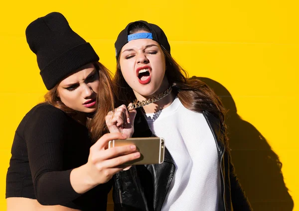 Adolescentes niñas amigos al aire libre hacer selfie en un teléfono . — Foto de Stock