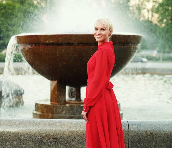 Modische junge blonde Frau trägt rotes Kleid — Stockfoto