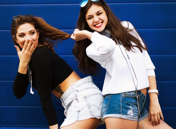 Twee jonge hipster meisje vrienden samen plezier. — Stockfoto