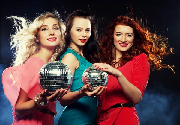 Grupo de meninas de festa com bola de discoteca — Fotografia de Stock