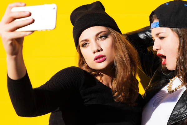 Teenage girls friends outdoors make selfie on a phone. — Stock Photo, Image