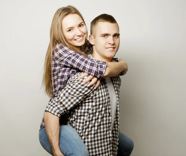 Fiatal férfi barátnője a hátán. — Stock Fotó