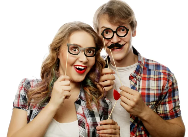 Прекрасная пара держит бокалы для вечеринки — стоковое фото