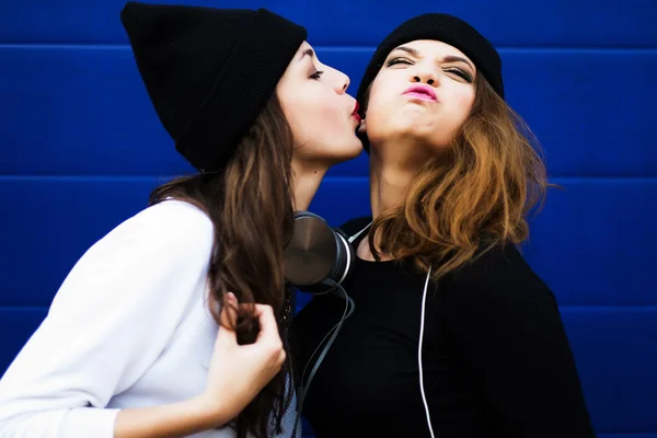 Dos jóvenes hipster chica amigos juntos tener divertido . —  Fotos de Stock