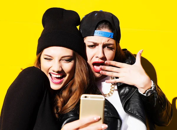 Tizenéves lányok meg kint selfie, hogy a telefon. — Stock Fotó