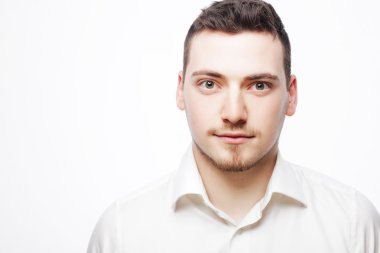 beyaz gömlek giymiş genç iş adamı