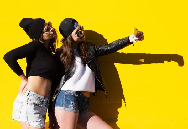 Puberťačky přátele venku, aby selfie na telefonu. — Stock fotografie