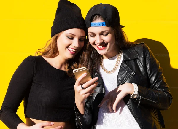 Genç kız arkadaşlar açık havada selfie bir telefon bulun.. — Stok fotoğraf