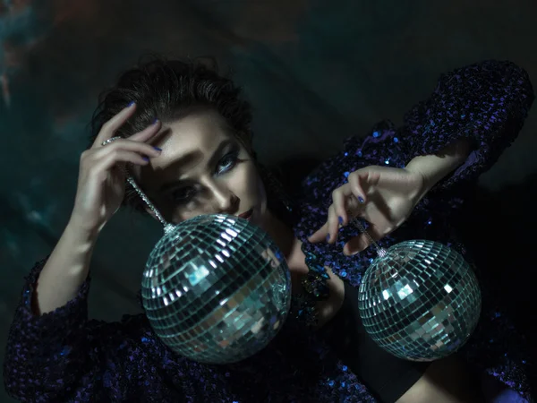 Jonge vrouw met disco bal — Stockfoto