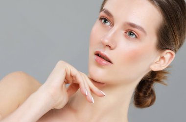 Saf güzellik. Mükemmel bir yüzü olan genç ve güzel bir kadın. Güzellik, gençlik ve açık ten kavramı. Portreyi kapat.