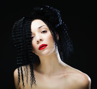 Kıvırcık saçlı, kırmızı dudaklar genç güzel kadın