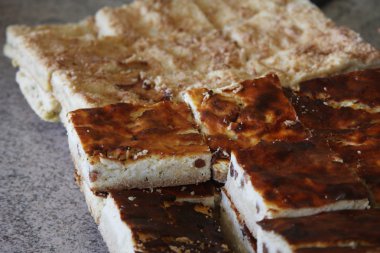 Süzme peynir güveci.