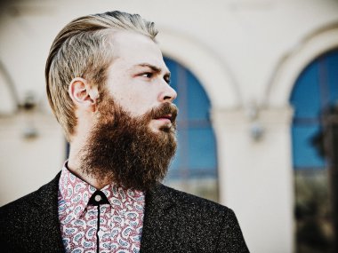 Genç güzel şık adam portresi