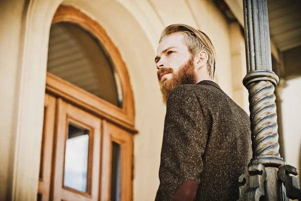 Portret van jonge mooie modieuze man — Stockfoto