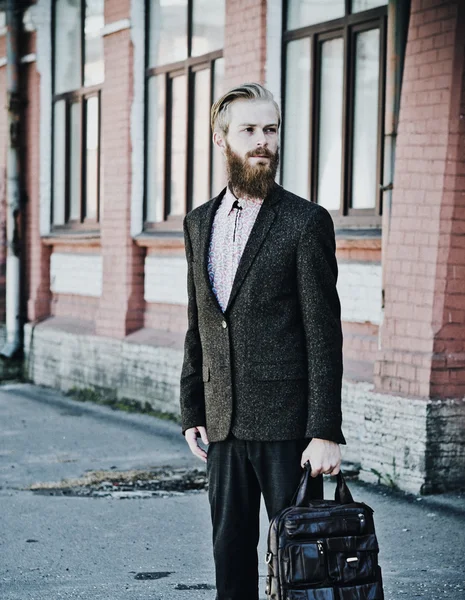 Jeune beau homme modèle barbu attrayant — Photo