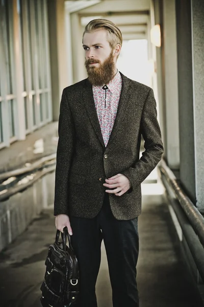 Genç yakışıklı çekici sakallı model adam — Stok fotoğraf