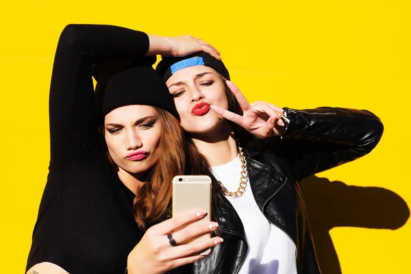 Adolescentes niñas amigos al aire libre hacer selfie en un teléfono . —  Fotos de Stock