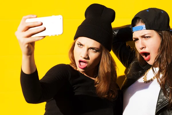 Genç kız arkadaşlar açık havada selfie bir telefon bulun.. — Stok fotoğraf