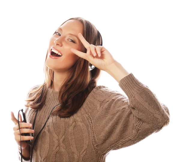 Joven mujer feliz con auriculares escuchando música — Foto de Stock