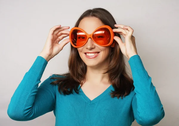 Büyük bir parti gözlükleri olan oynak kadın. — Stok fotoğraf