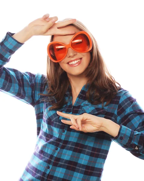 Verspielte junge Frau mit großer Partybrille. — Stockfoto