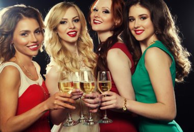 parti kızlar flüt köpüklü şarap ile sorun