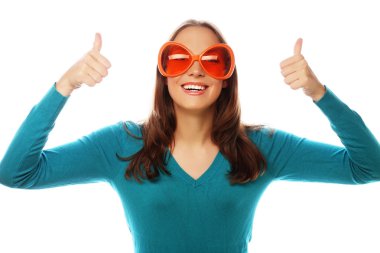 Büyük bir parti gözlükleri olan oynak kadın.