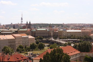 T Prag eski şehir Meydanı'nda geleneksel kırmızı çatılar ile evler
