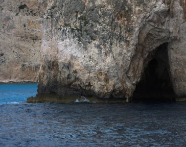 Zakynthos adasındaki mavi mağaralar