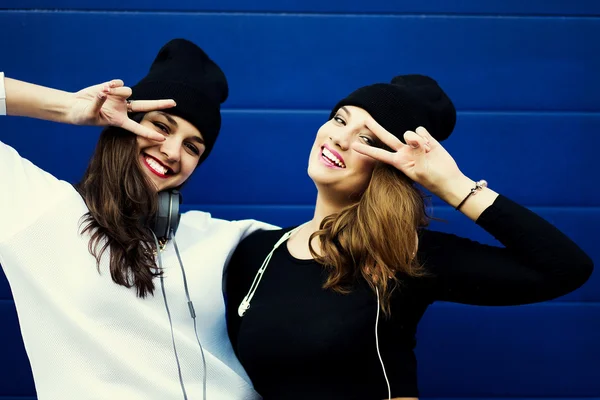 Dos jóvenes hipster chica amigos juntos tener divertido . — Foto de Stock