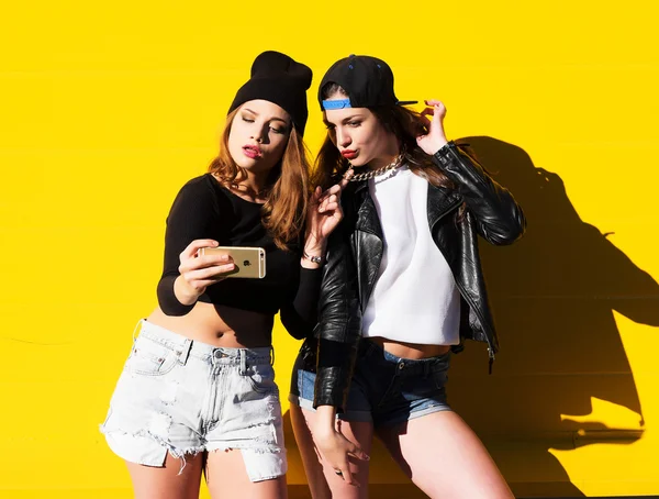Tienermeisjes vrienden buiten maken selfie op een telefoon. — Stockfoto