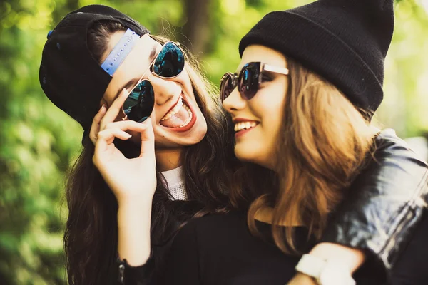 Ragazze adolescenti, divertirsi all'aperto . — Foto Stock