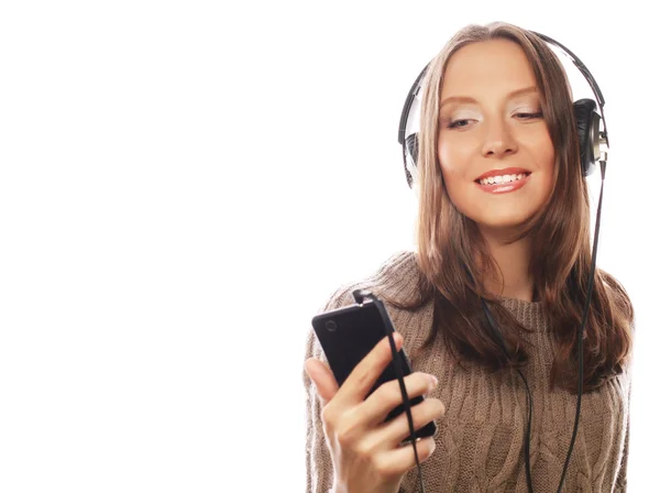 Junge glückliche Frau mit Kopfhörern, die Musik hört — Stockfoto