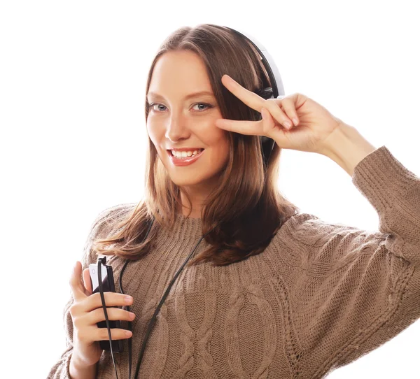 Junge glückliche Frau mit Kopfhörern, die Musik hört — Stockfoto