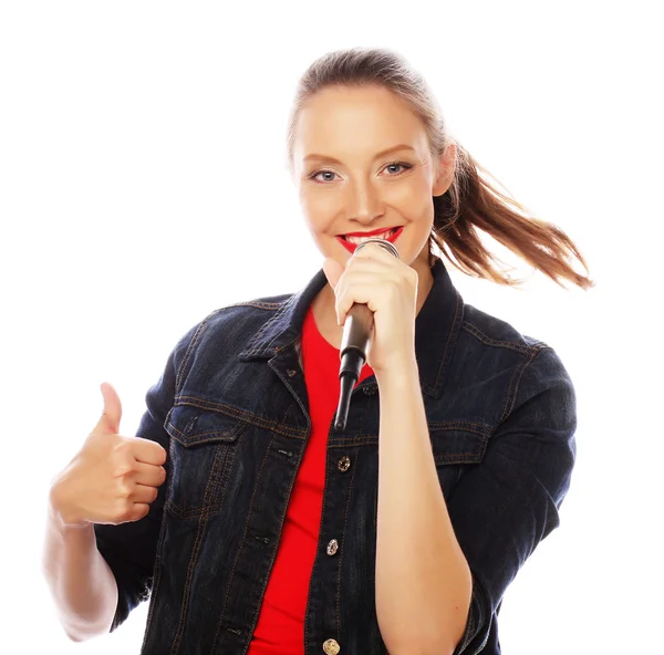 Femme beauté portant un t-shirt rouge avec microphone — Photo