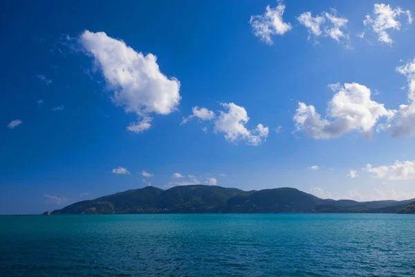 Mar azul e céu — Fotografia de Stock