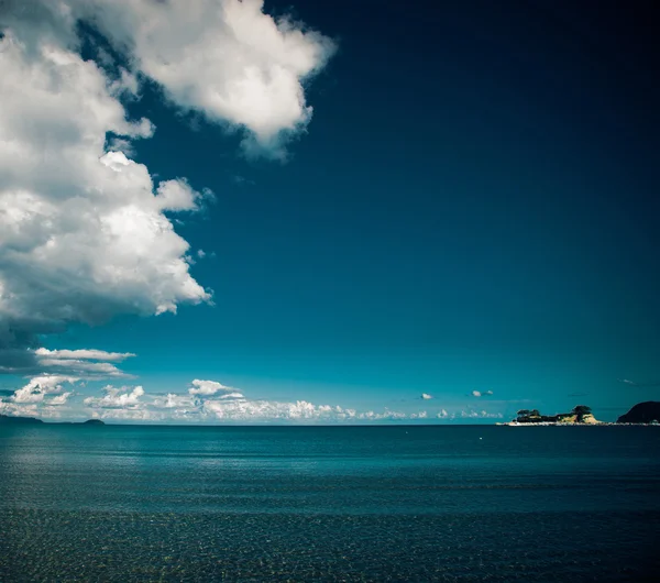 Hermoso mar y nubes cielo — Foto de Stock