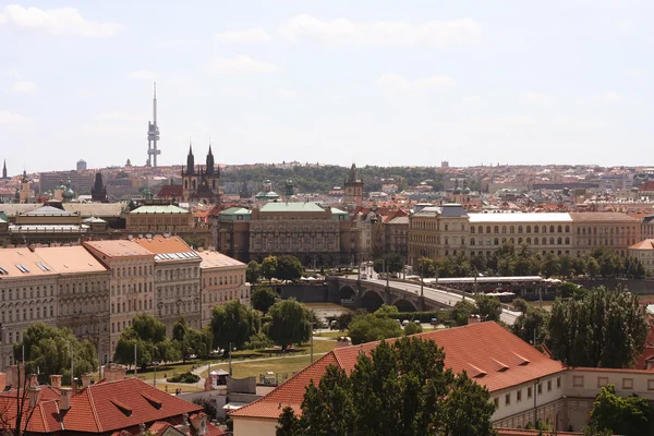 Casas con techos rojos tradicionales en Praga Plaza de la Ciudad Vieja en t —  Fotos de Stock