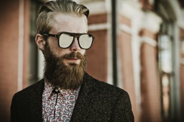 genç yakışıklı çekici sakallı model adam
