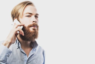 cep telefonunuzda konuşan genç adam