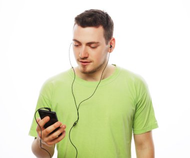 müzik dinleme ve smartphone kullanarak adam