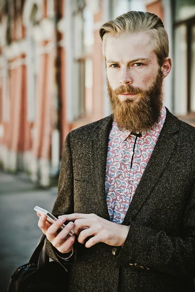 Junger bärtiger Mann mit Handy im Freien — Stockfoto