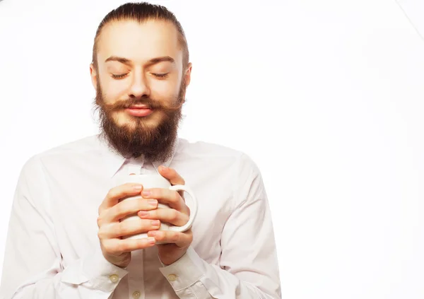 Junger Mann trinkt eine Tasse Kaffee — Stockfoto