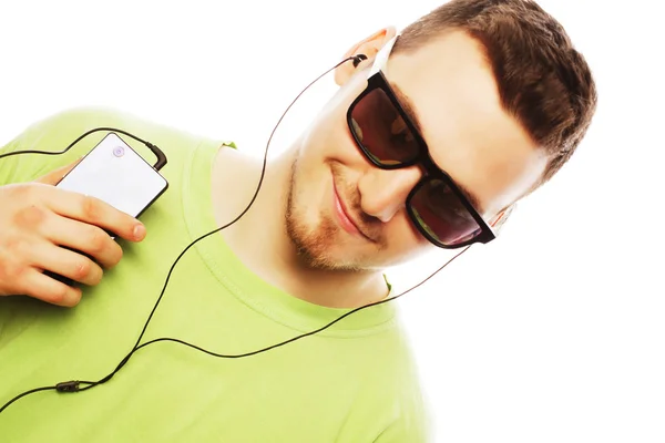 Uomo ascoltare musica e utilizzando smartphone — Foto Stock