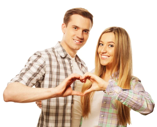 Casal feliz no amor mostrando coração com os dedos — Fotografia de Stock