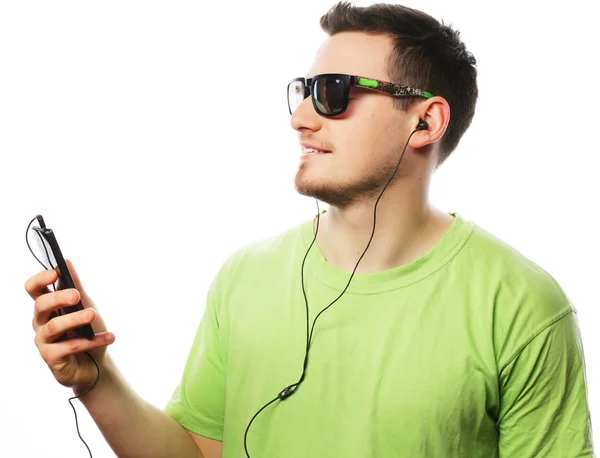 Az ember hallgat zenét, és segítségével okostelefon — Stock Fotó