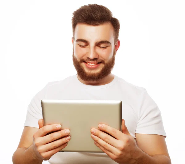 Genç adam tablet bilgisayar kullanıyor. — Stok fotoğraf
